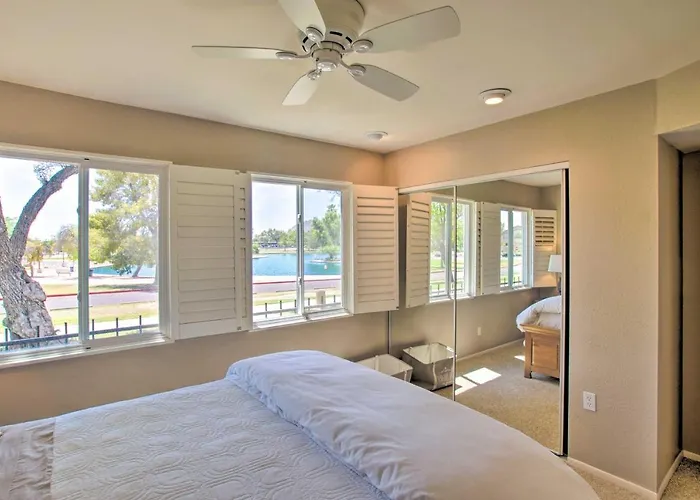 Walk To Trolley & Lake: Sunny Scottsdale Townhome