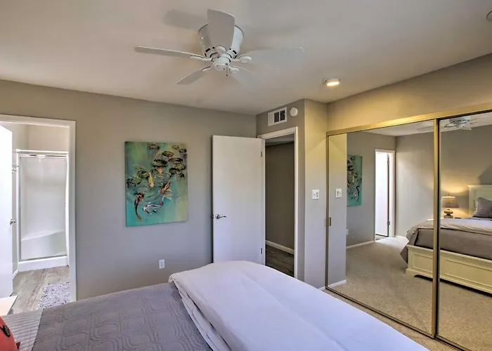 Walk To Trolley & Lake: Sunny Scottsdale Townhome