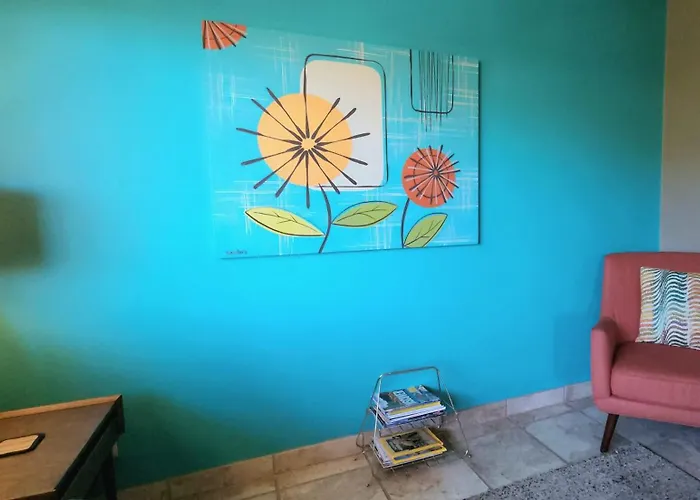 Mid Century Modern Condo Near Old Town, Pool & Bbq